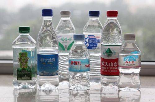 瓶装饮用水价格战再起 0.66元/瓶刷新低价，怡宝娃哈哈争相降价抢市场